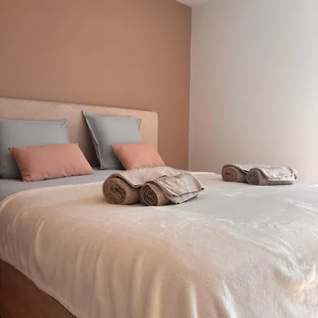 Appartement à - Proche Château Et Centre - Clim Mobile *